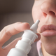 Imagen para el artículo titulado Este spray nasal fue efectivo contra el coronavirus en un ensayo clínico, y ya está a la venta